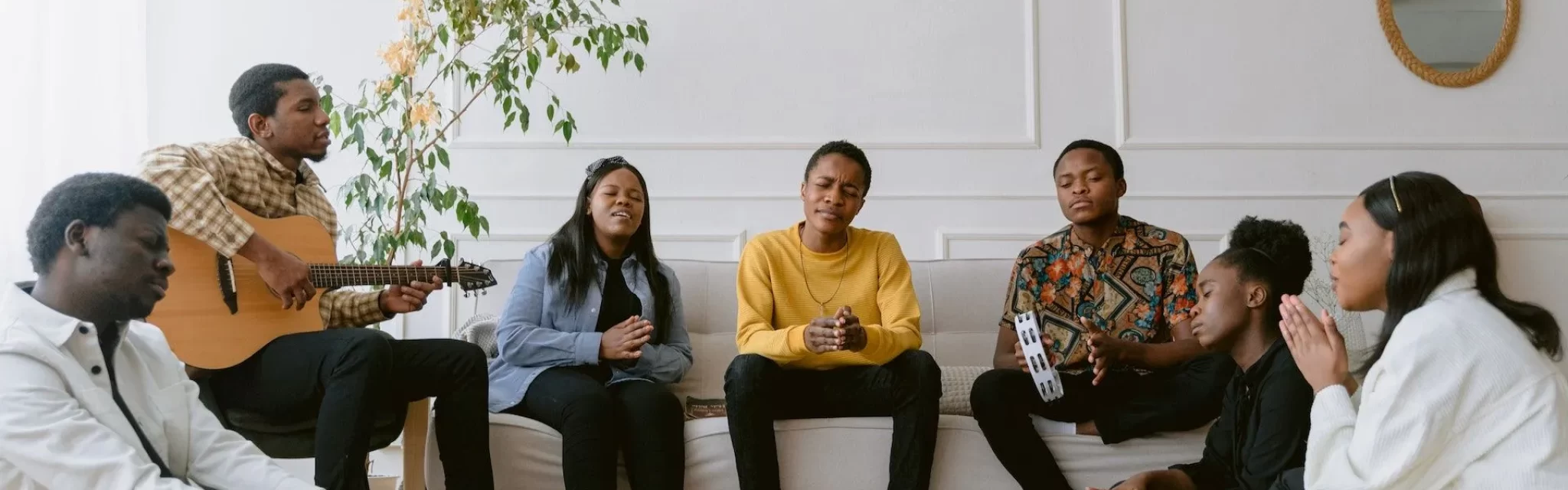 group_of_young_people_worship_together-2880w